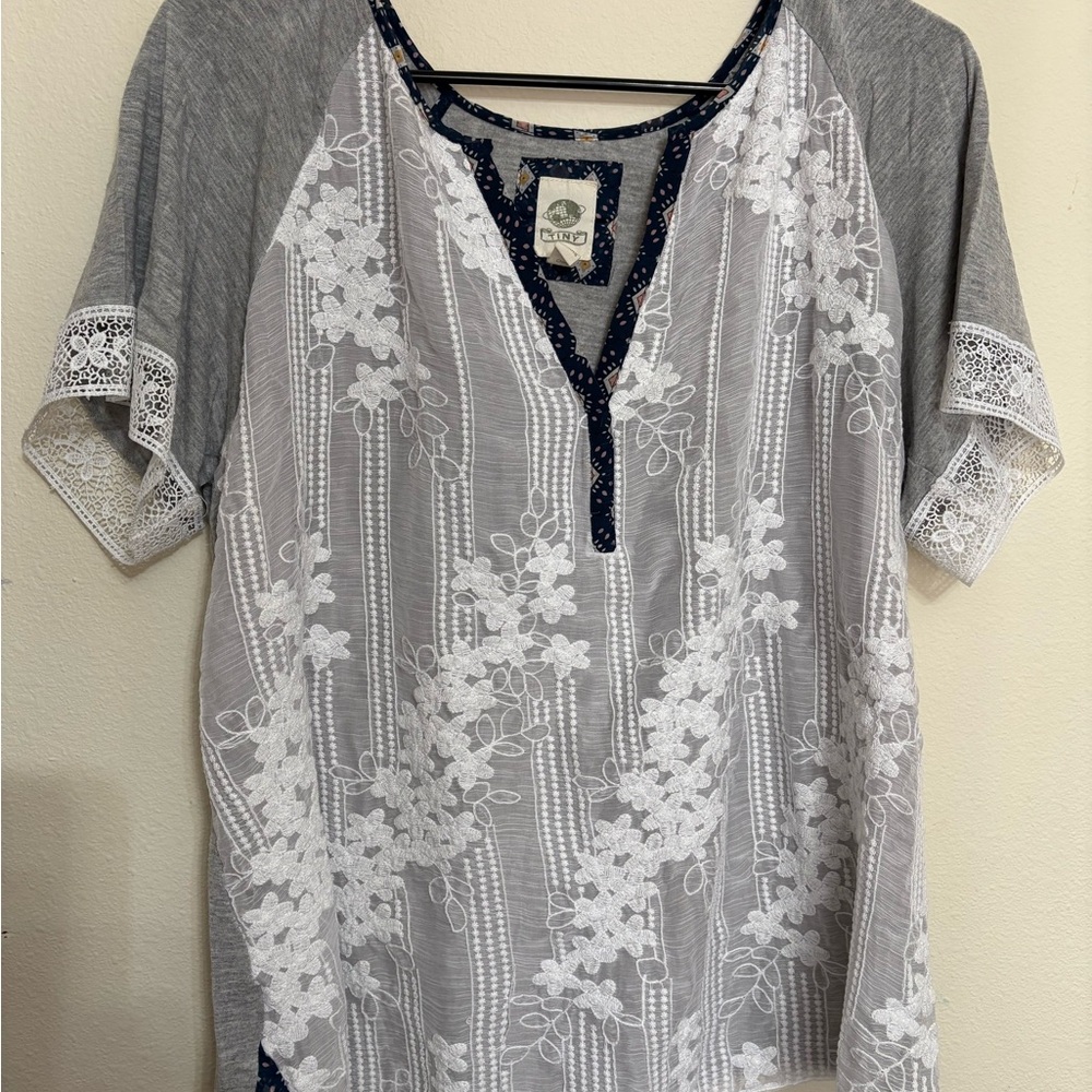 Anthropologie Gray and White Lace-Overlay Raglan Blouse